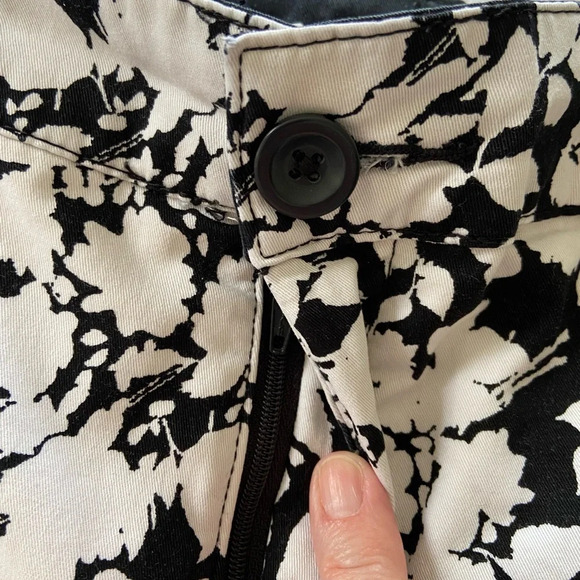 Croft & Barrow Floral Print Capris Black and White Pockets Size 12 - Picture 5 of 11
